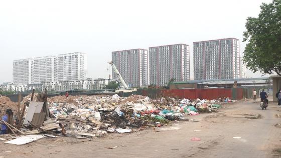 Người dân đi bộ và sinh hoạt trên vỉa hè Phố Trường Lâm quận Long Biên Hà Nội